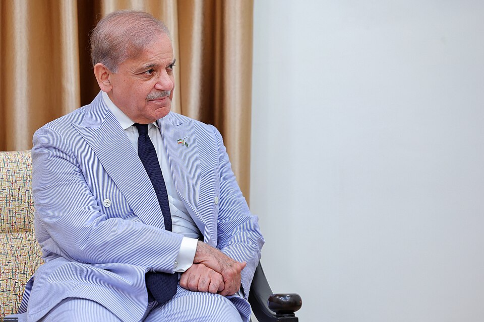 Pakistan Prime Minister Sharif leaves for Qatar to offer condolences on former Emir's death