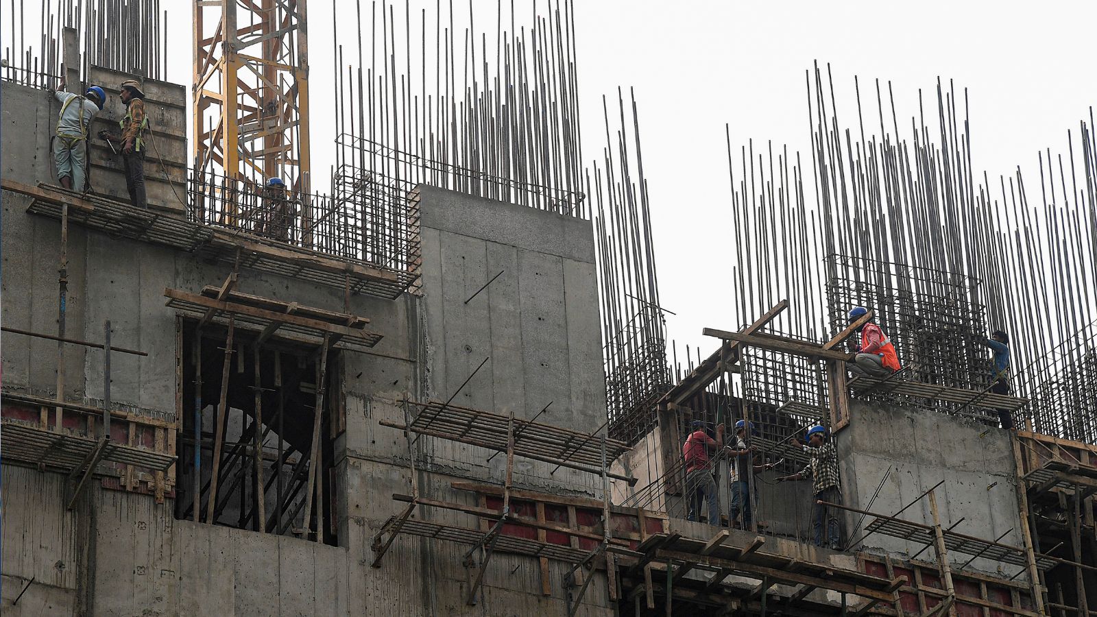 Government plans financial assistance for contractors to provide temporary housing for construction workers