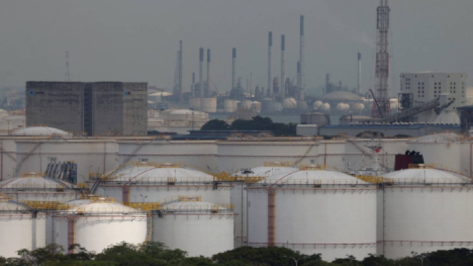 Asian shares mostly rise as oil prices fall, Hormuz talks in focus