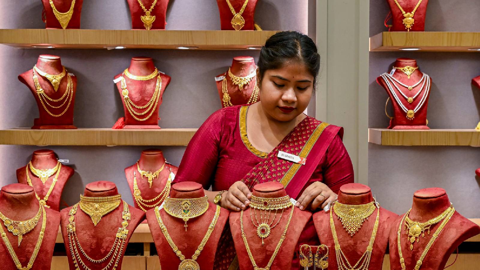 Gold prices fall Rs 431 per 10 grams in futures trade