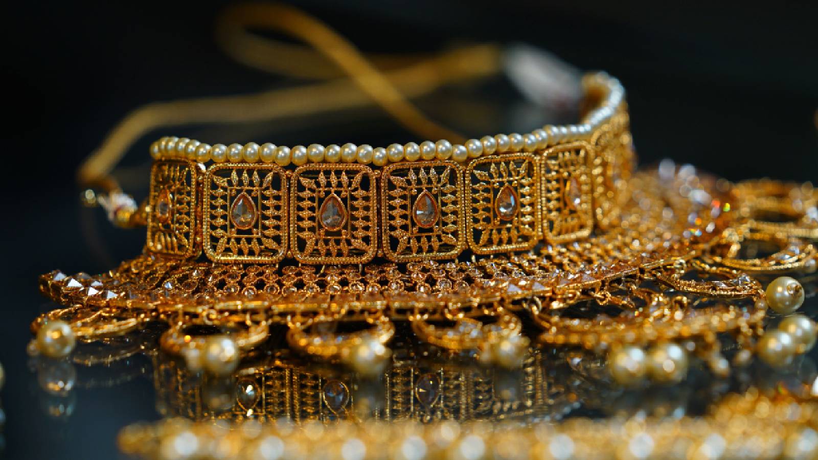 Gold rebounds ₹2,440 to ₹1.49 lakh/10g; silver climbs ₹5,300 amid strong global cues