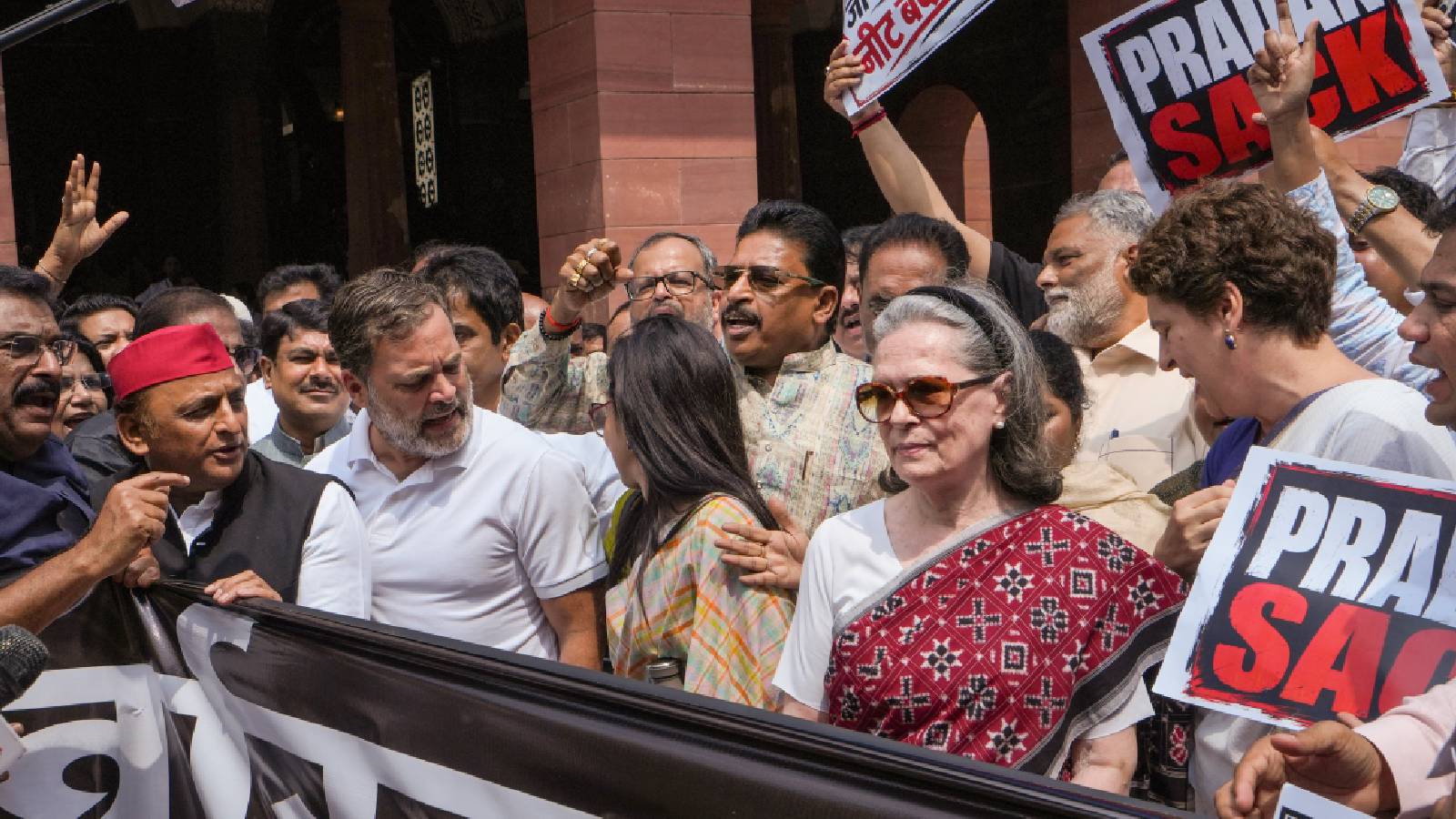 National Herald case: Delhi HC grants three weeks to Sonia, Rahul Gandhi to respond to ED plea
