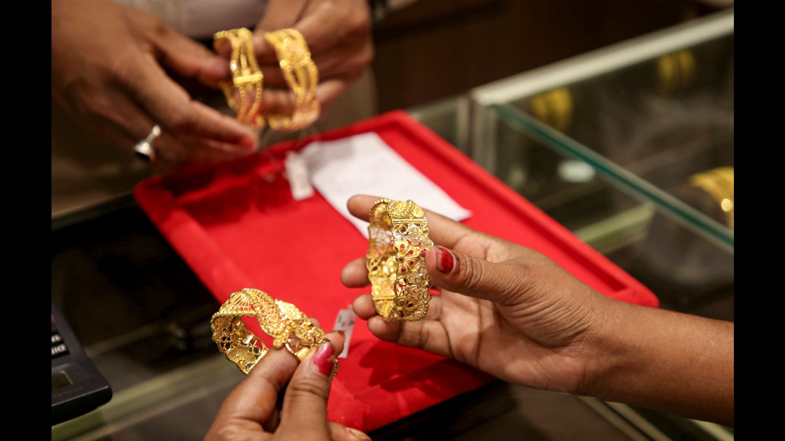 Gold prices stay flat at ₹1.47 lakh; silver rebounds ₹500 in Delhi