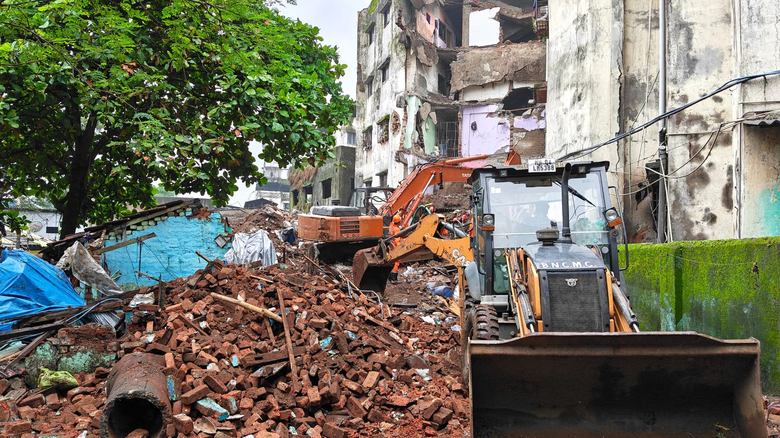10 killed as building collapses in Maharashtra, ₹7 lakh ex gratia announced for victims' kins