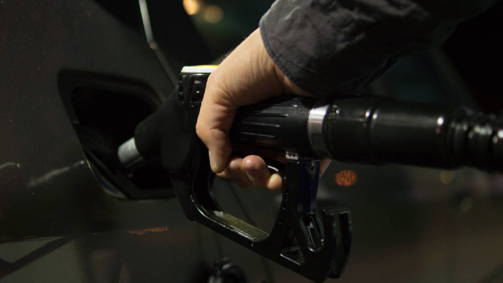 Petrol, diesel sales soar on weak monsoon rains, LPG demand shifts to piped gas