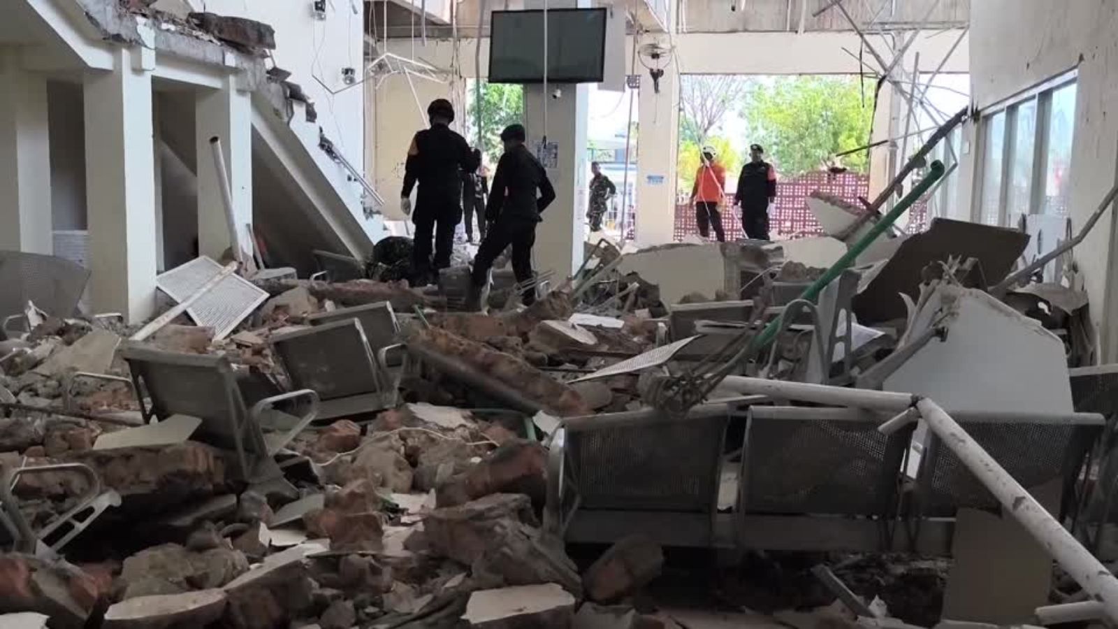 Indonesia quake kills 55, victims await aid