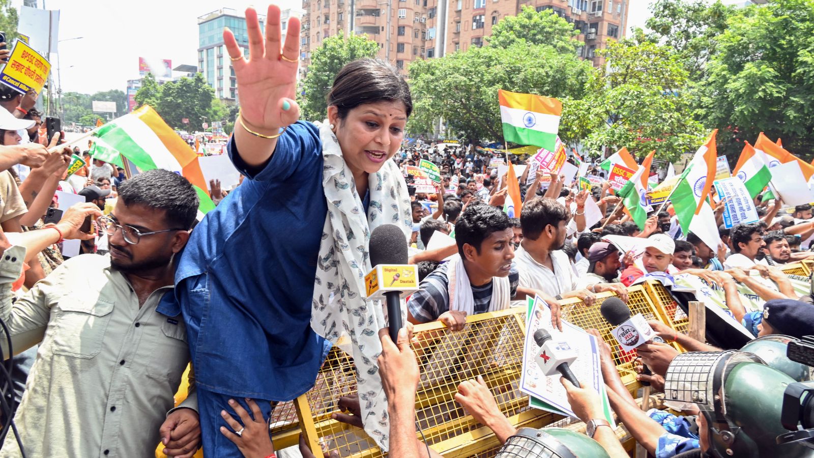 Bihar BPSC protest: Aspirants break barricades, police use water cannons