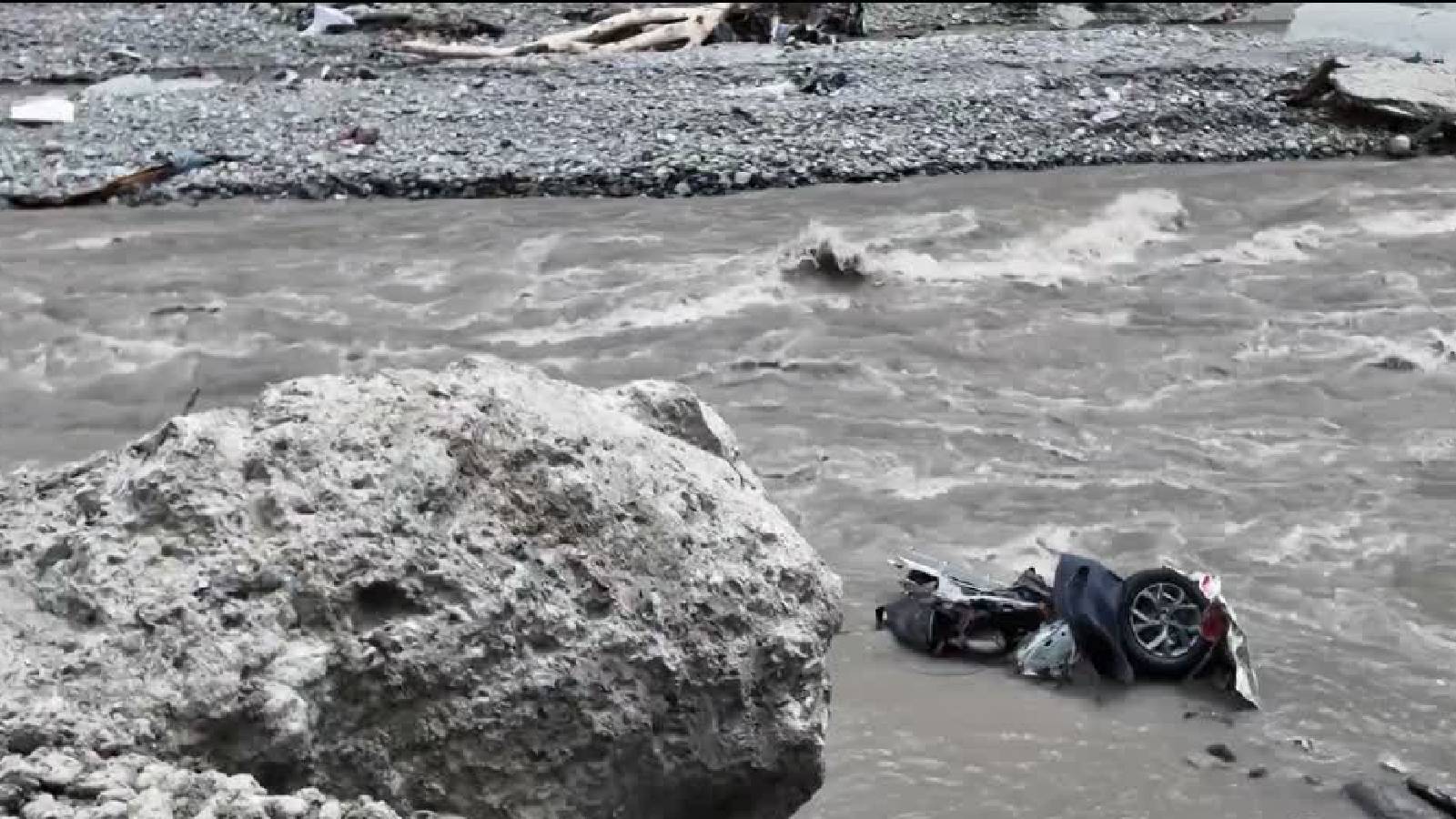 Seven dead, 554 missing after mudslide hits border port in China