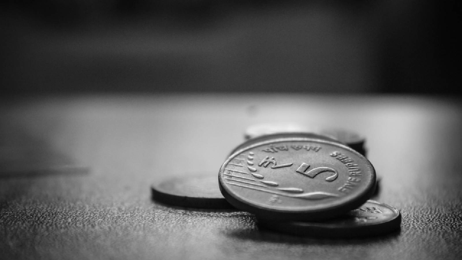 IMF says rupee should absorb energy shocks, cautions against inflation risks