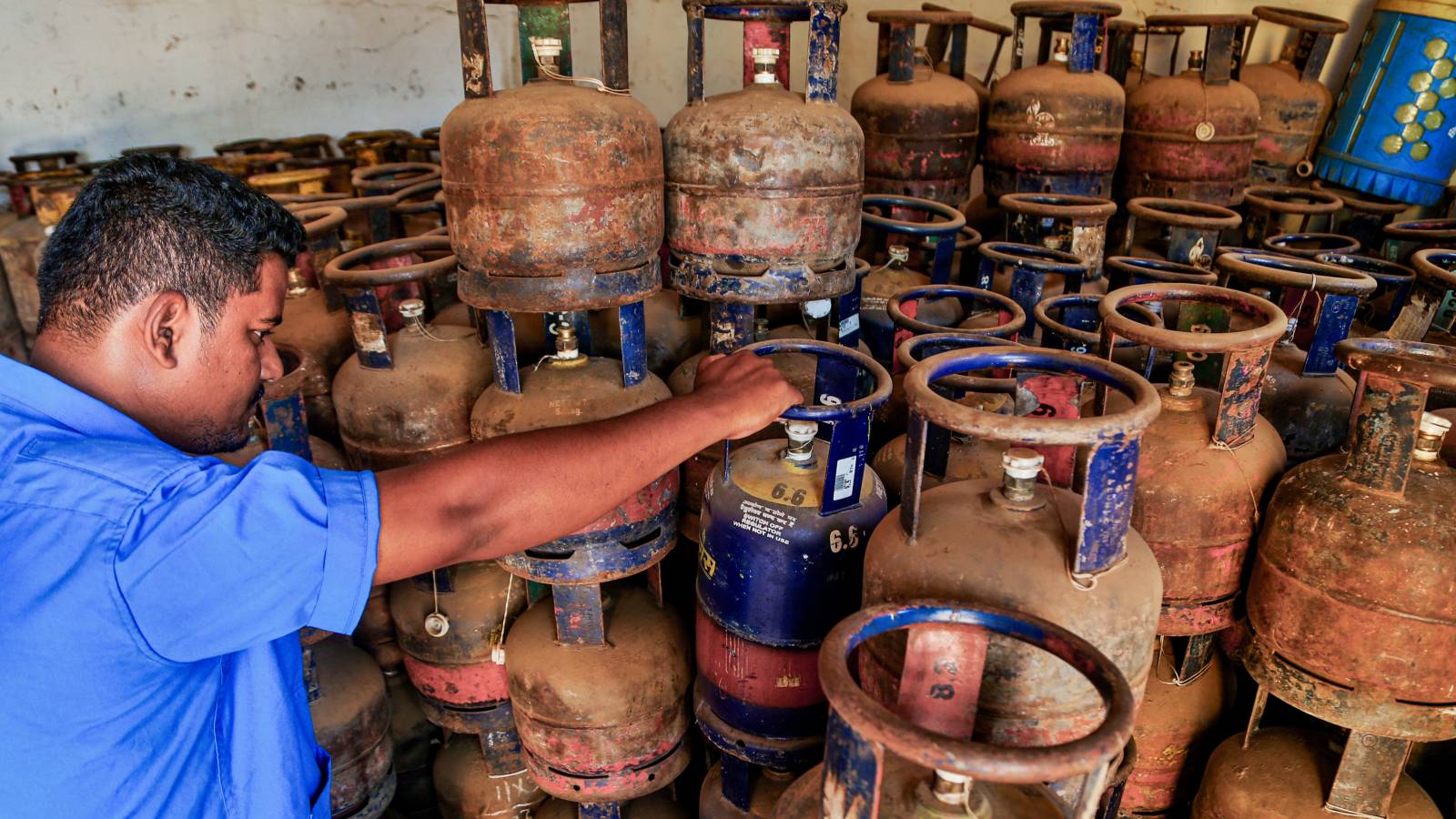LPG subsidy: Biometric Aadhaar authentication mandatory to book refills from October 1