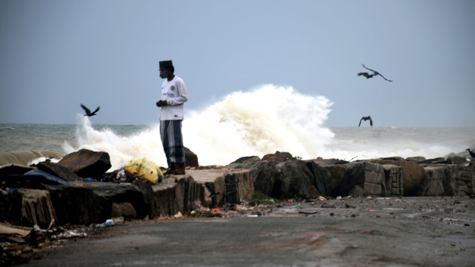 INCOIS issues red alert for Keralam coast over Kallakkadal