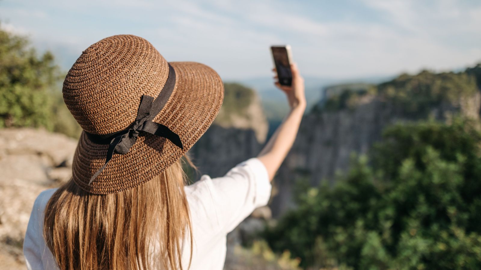 Lens Buddy app takes photos and videos hands-free while being adjustable with specific instructions. Photo: Pexels/Pavel Danilyuk