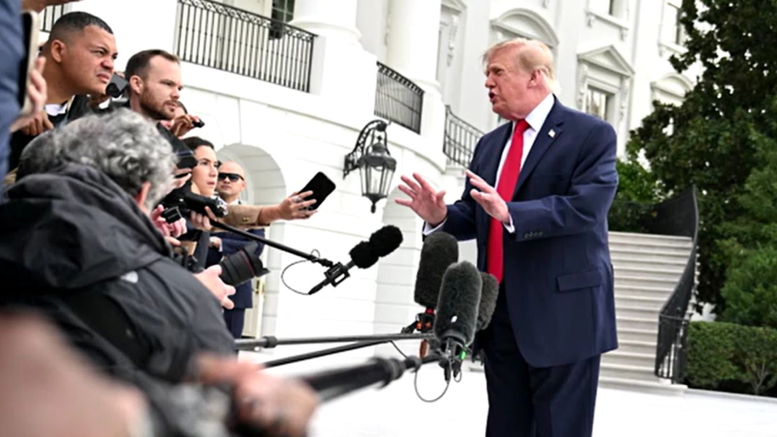 White House bars CNN from Air Force One for Trump's Tennessee trip