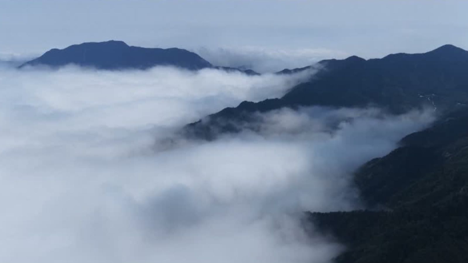 Tourists flock to China's scenic mountains as week-long National Day holiday begins