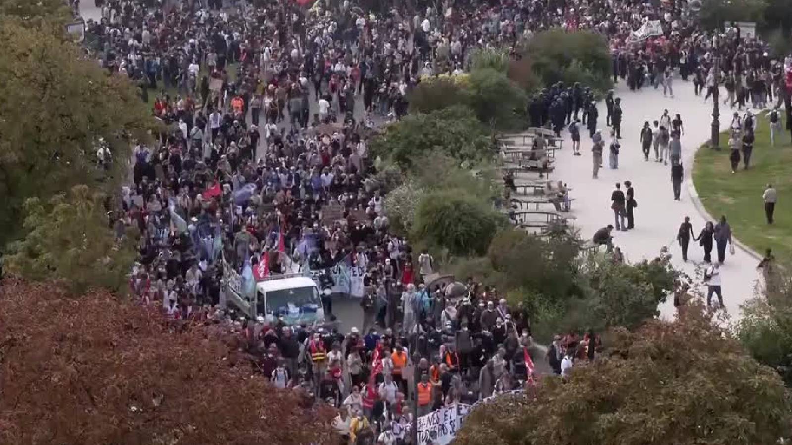Police fire tear gas as 266,000 rally in France student protests