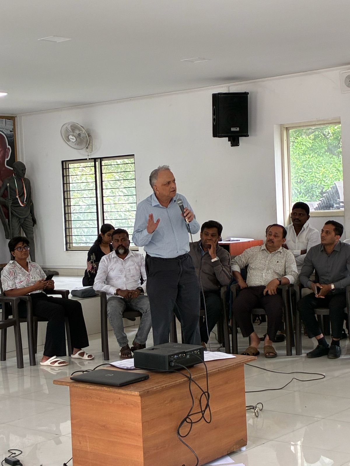 Historian and Author Ramachandra Guha speaking at the roundtable.