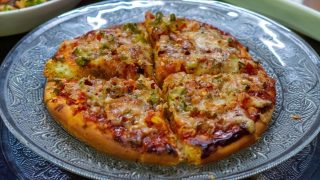 How to make cheesy homemade vegetable pizza with a crispy base