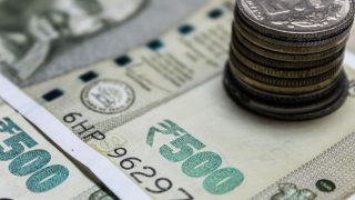 Rupee falls 11 paise to 95.84 against US dollar in early trade