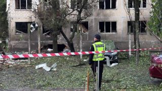 Russia, Ukraine trade deadly strikes as Zelenskyy heads for Trump meeting