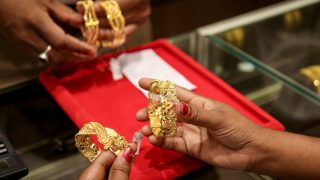 Gold falls Rs 1,600 to Rs 1.52 lakh as dollar, crude prices rise