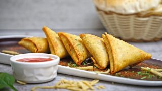 Crispy chicken samosa for the perfect evening snack