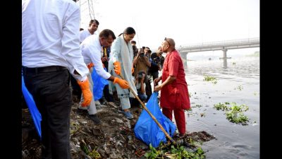 Delhi CM participates in Yamuna cleanliness drive