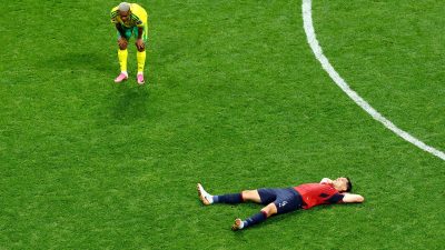 South Africa keeps its World Cup hopes alive with a 1-1 draw against the Czech Republic