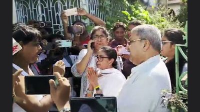 Mamata Banerjee's convoy attacked in West Bengal; mud, slippers, stones thrown at car