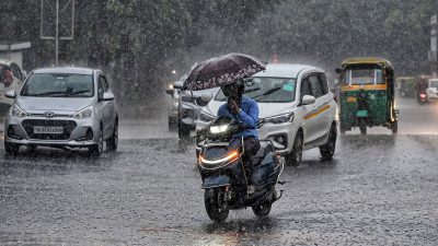 Rain lashes Delhi, IMD warns of heavy showers