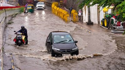 Rain, clouds shroud Delhi; city sees widespread traffic snarls
