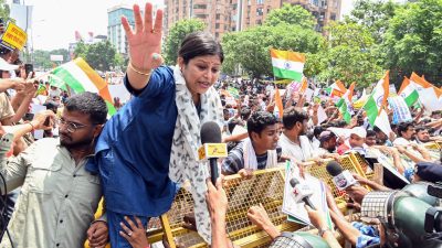 Bihar BPSC protest: Aspirants break barricades, police use water cannons