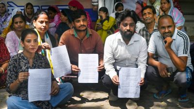 Eviction threat: Slum dwellers near PM's residence meet Rahul Gandhi seeking intervention