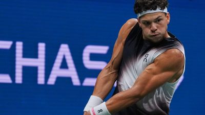 US Open: Shelton ends Alcaraz's title reign in late-night marathon in quarter-finals