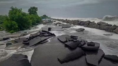 'Very severe' Cyclone Arnab continues landfall along Andhra coast, brings heavy rain and flooding