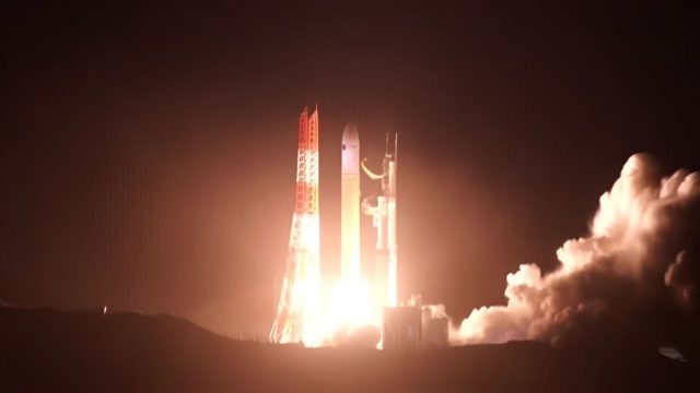 Japan sends MMX spacecraft to Mars moons for 2031 sample return